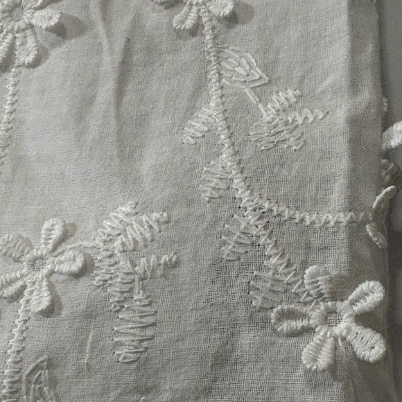 Beautiful Adrianna Papell White 3D Floral Embroidered Boxy Cap Sleeve Blouse. M - Picture 13 of 16